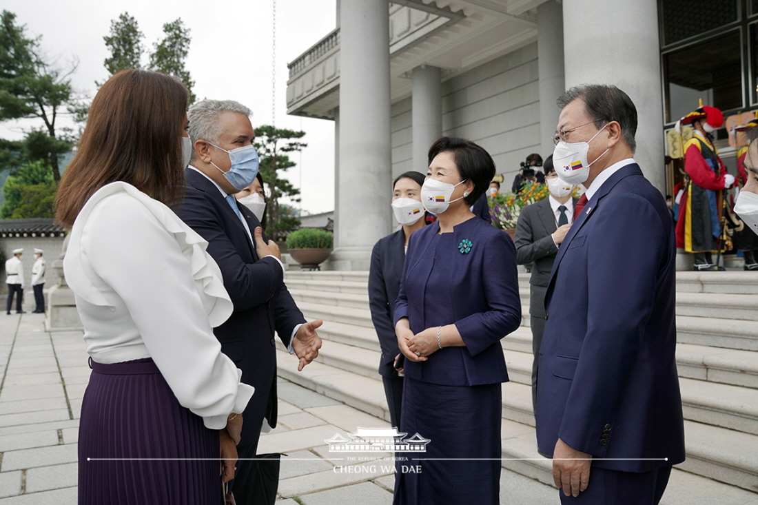 Attending the official welcoming ceremony at Cheong Wa Dae for Colombian President Iván Duque Márquez and First Lady Maria Juliana Ruiz Sandoval on his state visit