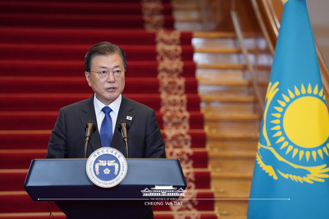 Holding a joint press conference following the Korea-Kazakhstan summit at Cheong Wa Dae