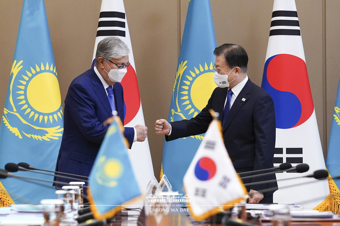 Attending the Korea-Kazakhstan summit at Cheong Wa Dae