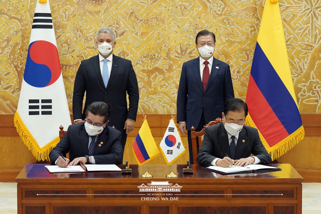 Attending a signing ceremony for bilateral Korea-Colombia agreements and MOUs at Cheong Wa Dae