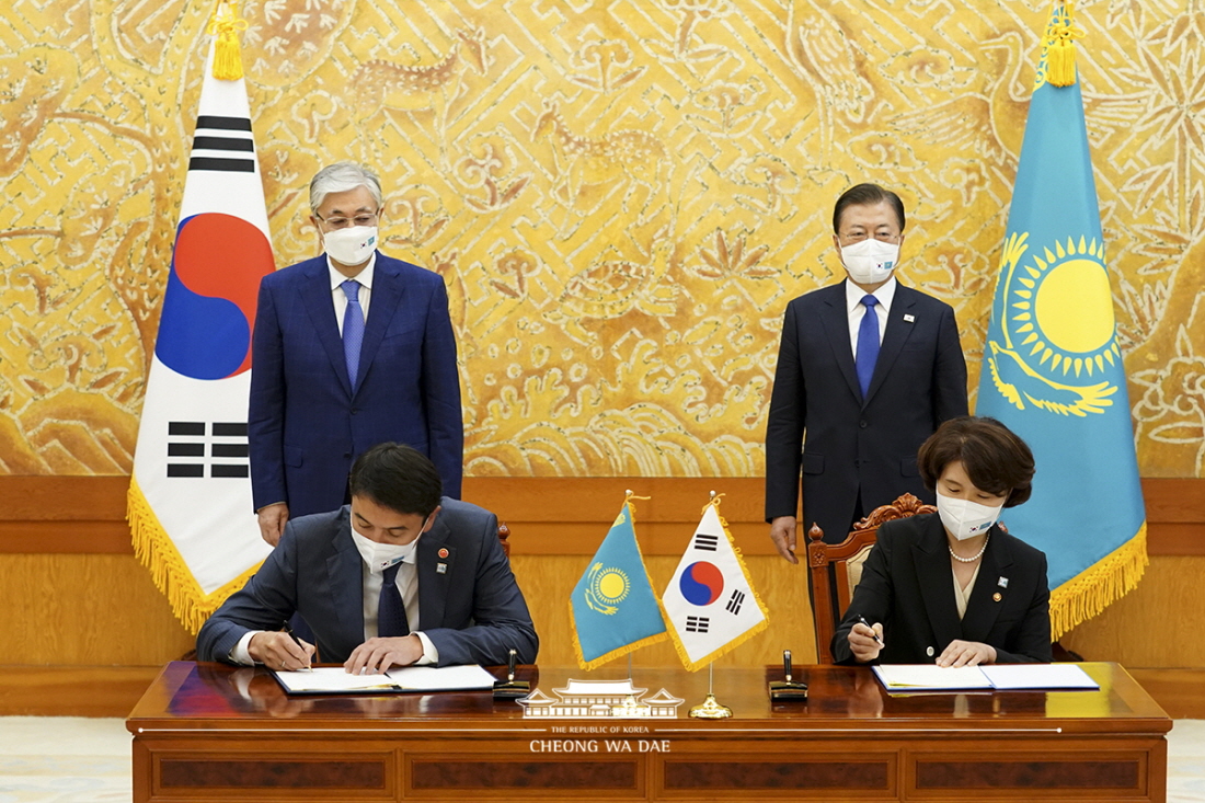 Attending a signing ceremony for MOUs between Korea and Kazakhstan at Cheong Wa Dae