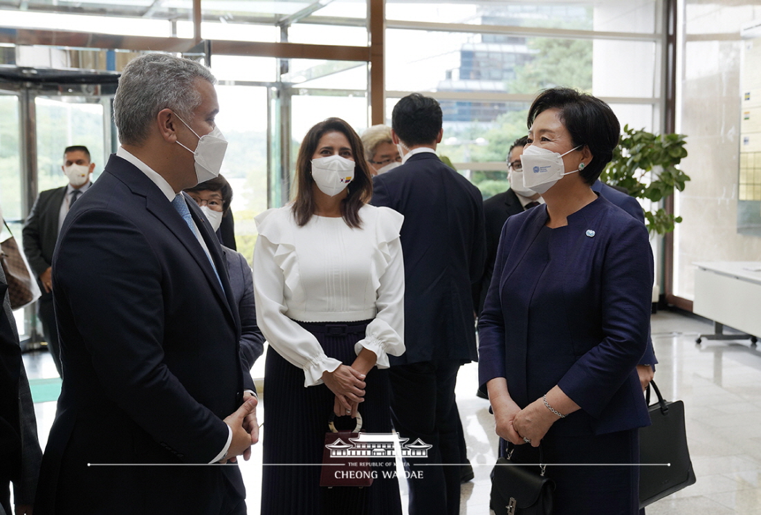 First Lady Kim Jung-sook, Colombian President Iván Duque Márquez and his wife Maria Juliana Ruiz Sandoval visiting the International Vaccine Institute in Seoul