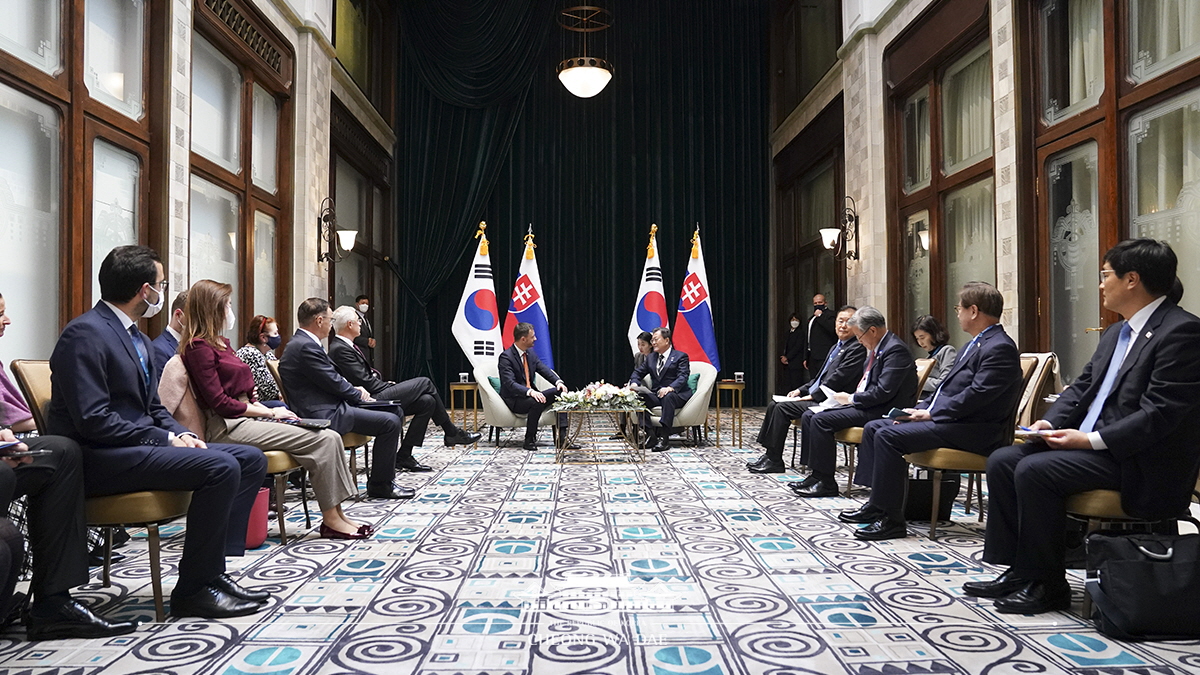 Attending the Korea-Slovakia Summit on the sidelines of the V4-Korea  Summit in Budapest, Hungary