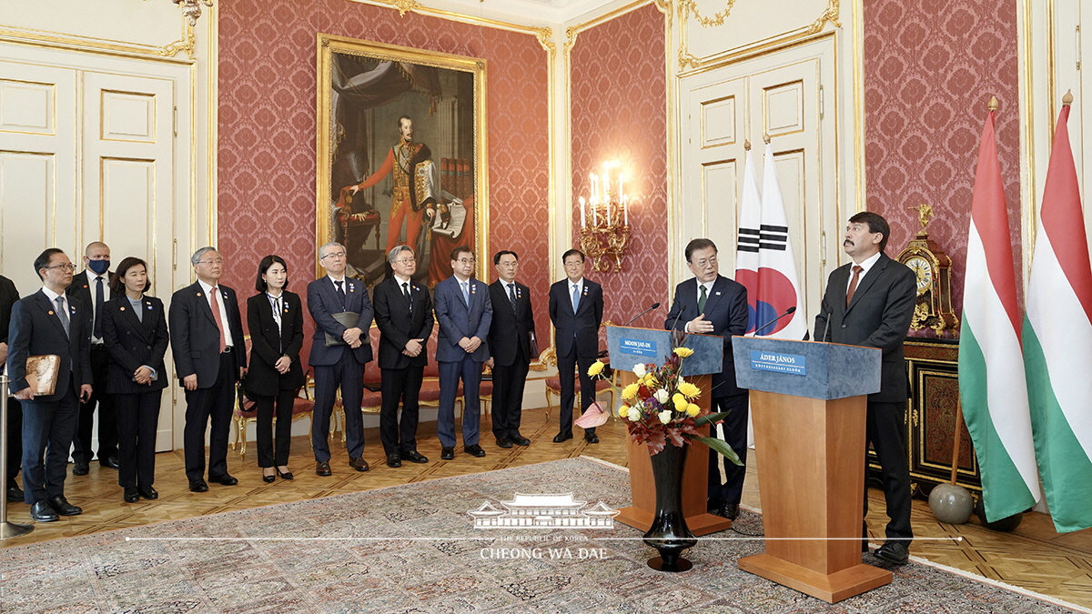 Attending a joint press conference following the Korea-Hungary Summit and being escorted by Hungarian President János Áder while departing the Presidential Palace