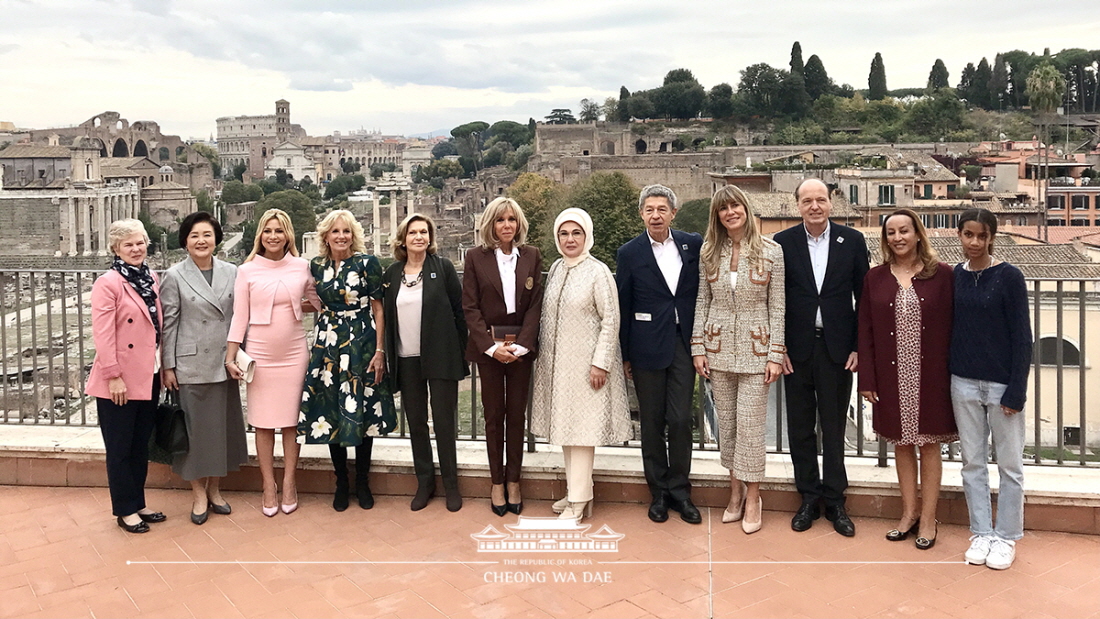 First Lady Kim Jung-sook visiting the Musei Capitolini with other spouses of global leaders attending the G20 Summit in Rome