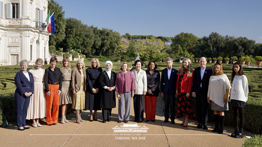 First Lady Kim Jung-sook joining an event held to welcome the spouses of global leaders in Rome for the G20 Summit