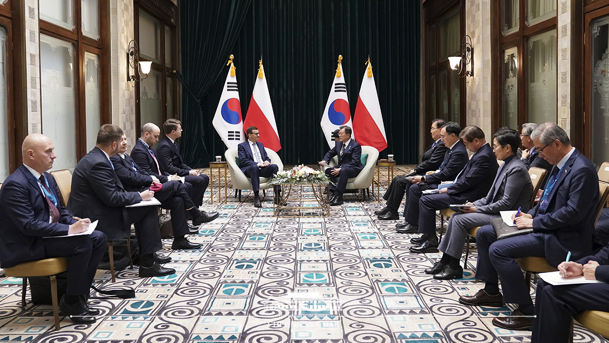 Attending the Korea-Poland Summit on the sidelines of the V4-Korea Summit in Budapest, Hungary