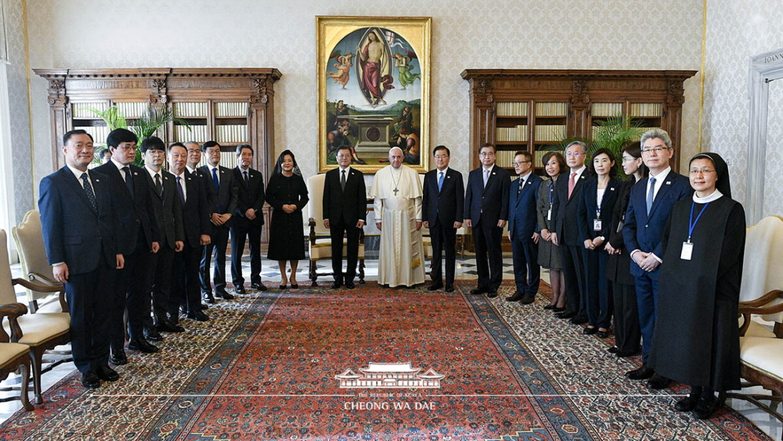 Holding a one-on-one meeting with His Holiness Pope Francis at the Apostolic Palace in Vatican City