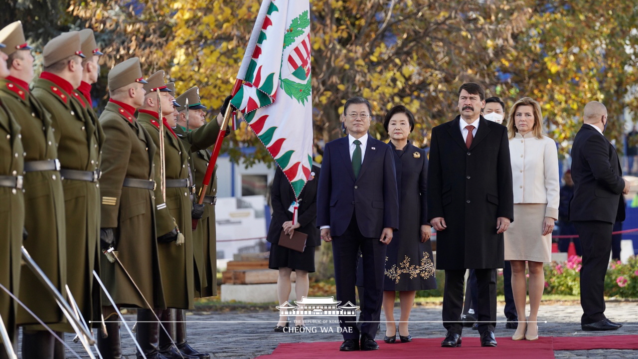 Attending the official welcoming ceremony for the state visit to Hungary and posing for commemorative photos at the Hungarian Presidential Palace in Budapest