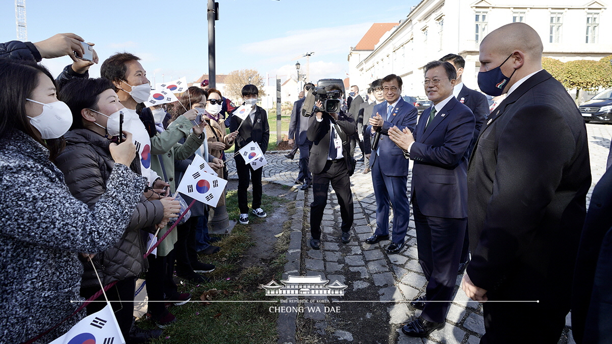 Meeting with members of the local Korean community welcoming the President to Budapest, Hungary