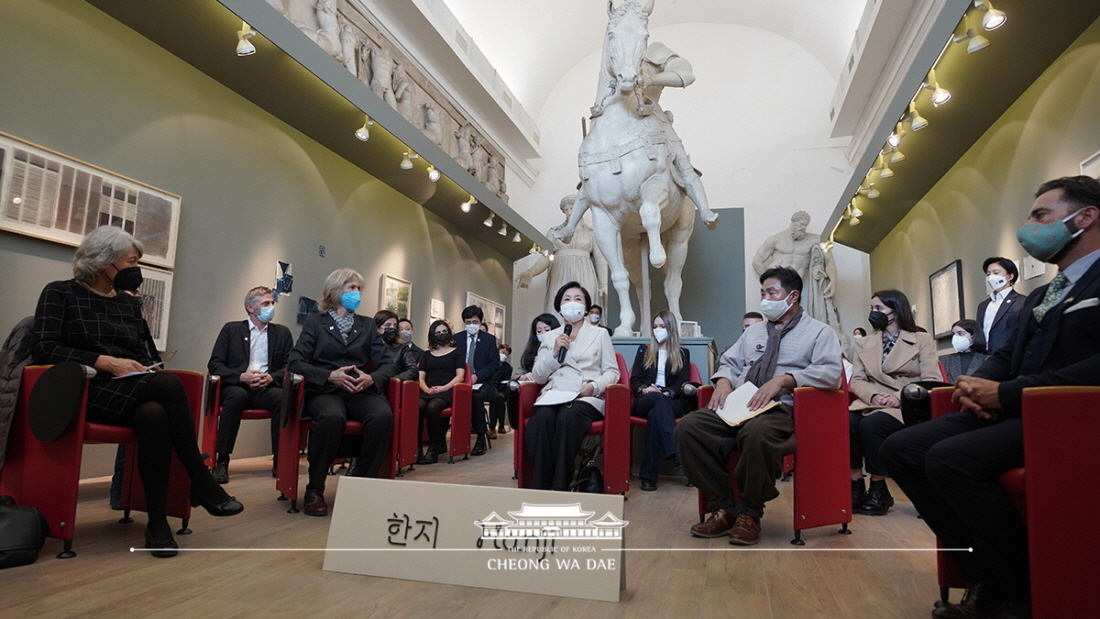 First Lady Kim Jung-sook meeting with a master of Hanji, traditional Korean paper made from mulberry bark, at the Accademia di Belle Arti in Rome