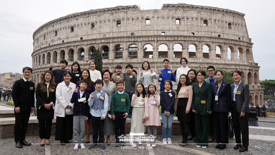 First Lady Kim Jung-sook observing history and culture classes from Scuola Coreana di Roma, the Korean School of Rome