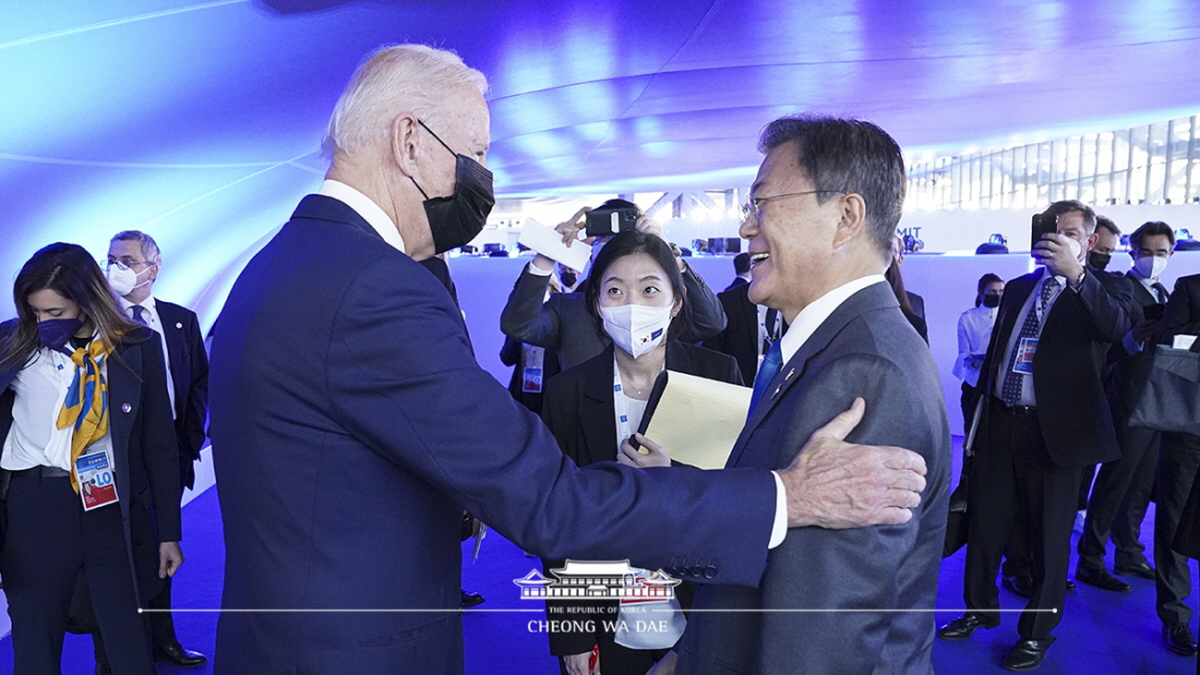 Holding a brief pull-aside with U.S. President Joe Biden at the G20 Summit in Rome