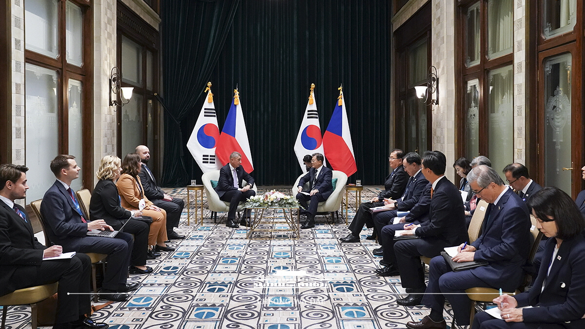 Attending the Korea-Czech Republic Summit on the sidelines of the V4-Korea-Summit in Budapest, Hungary