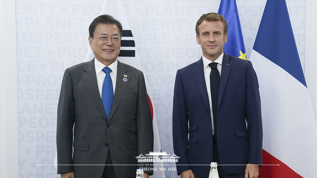 Attending the ROK-France Summit on the sidelines of the G20 Summit in Rome