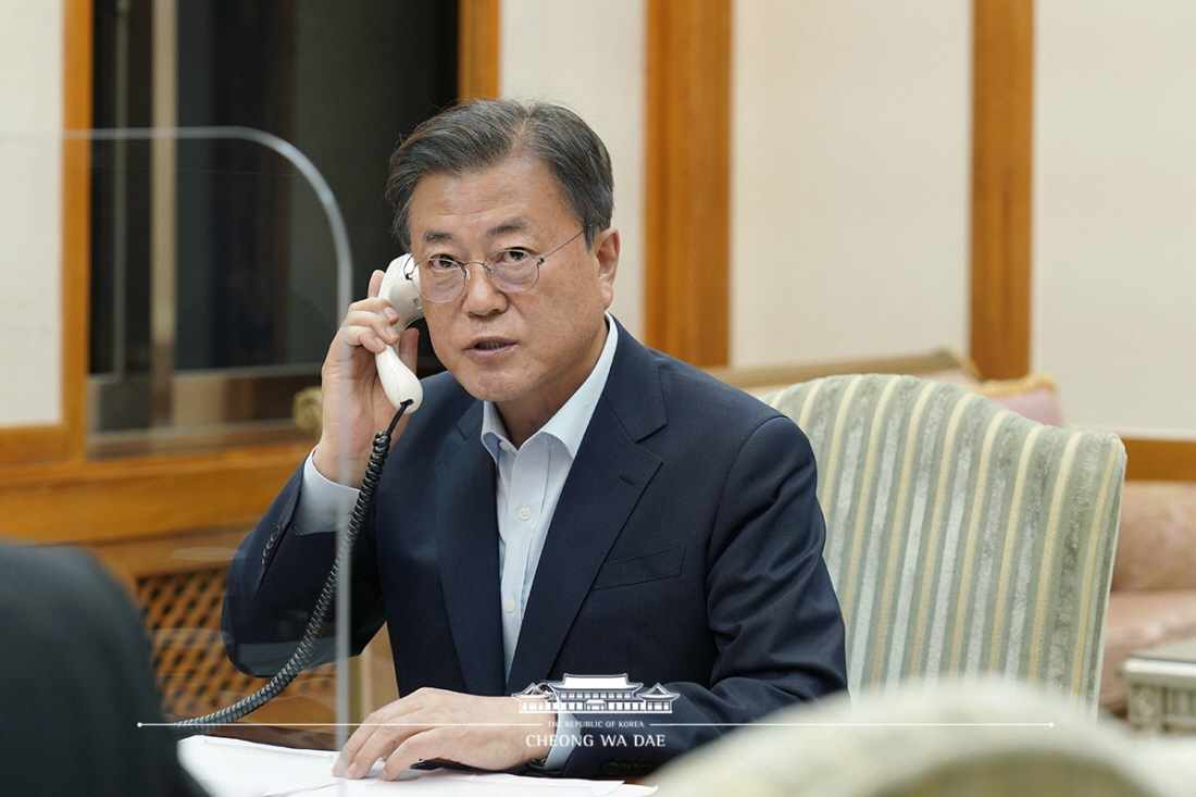 Speaking by phone to Prime Minister Fumio Kishida of Japan from Cheong Wa Dae