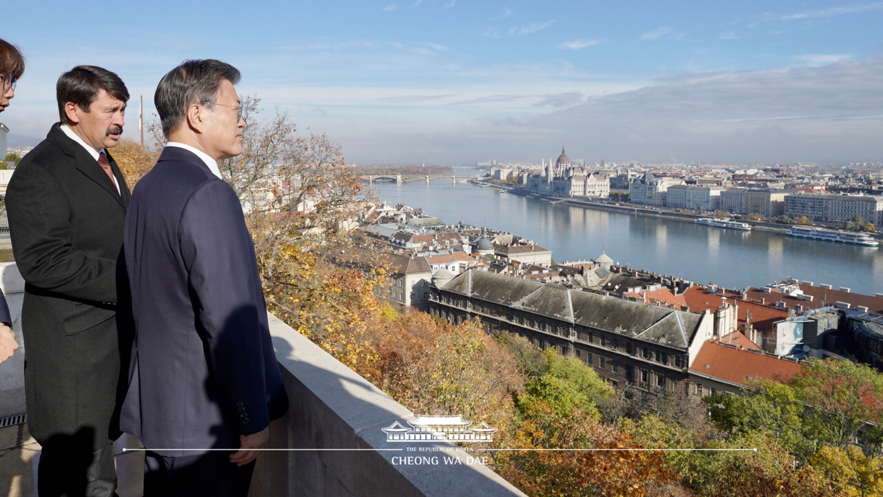 Holding preliminary talks prior to the Korea-Hungary Summit