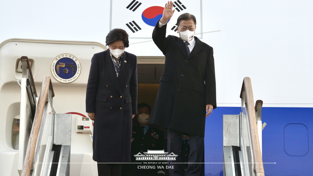 Departing from Seoul Air Base for a state visit to Australia