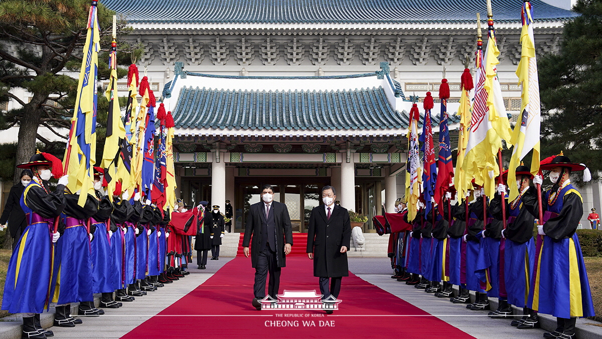 Attending the official welcoming ceremony at Cheong Wa Dae for President Alvarado of Costa Rica on his state visit to Korea