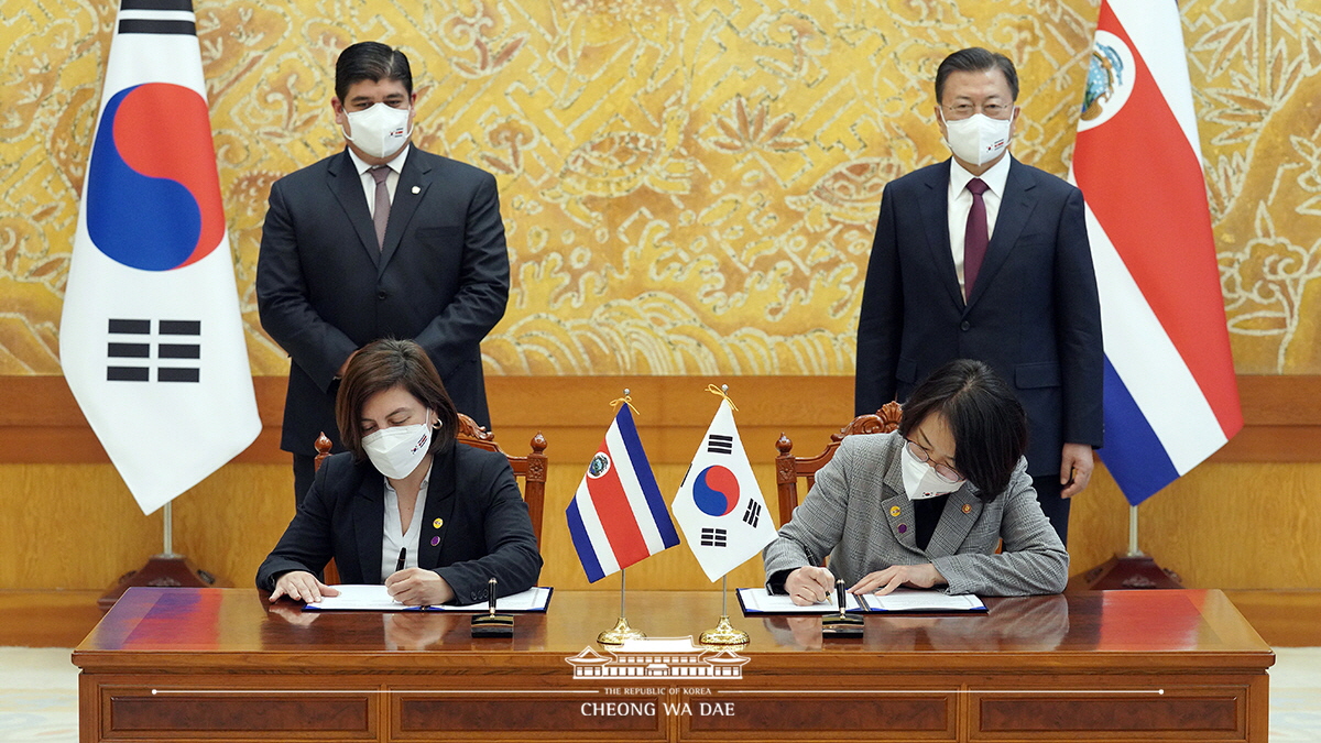 Attending the Korea-Costa Rica MOU signing ceremony at Cheong Wa Dae