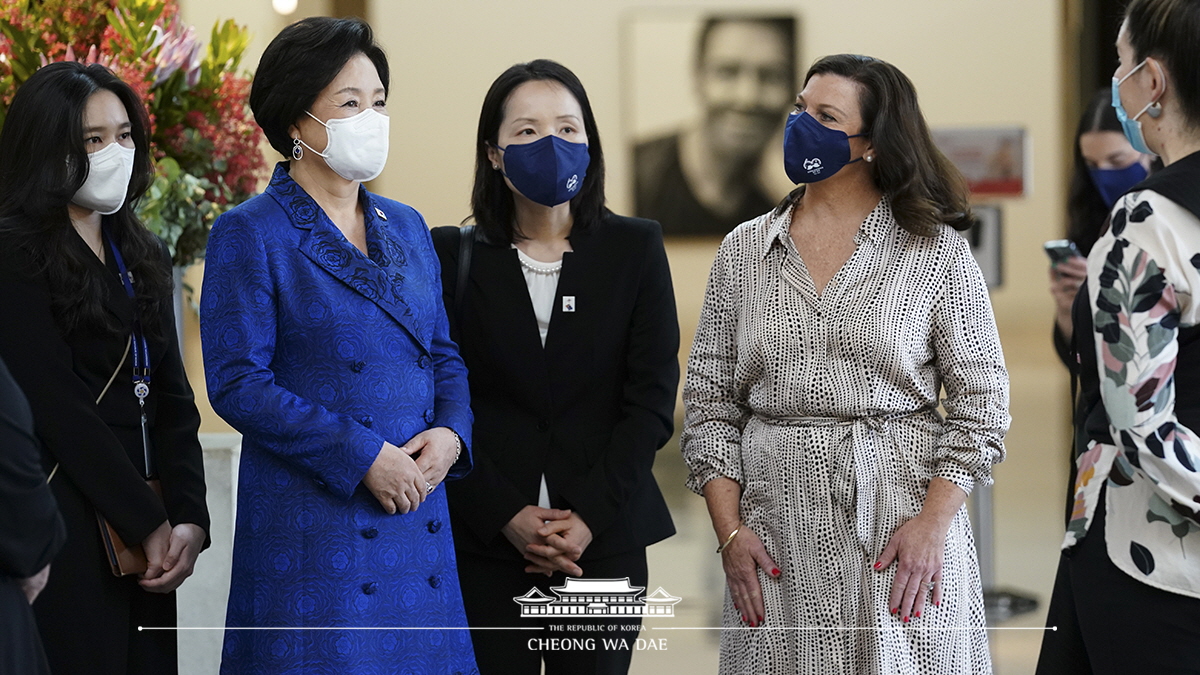 First Lady Kim Jung-sook visiting the National Portrait Gallery in Canberra, Australia