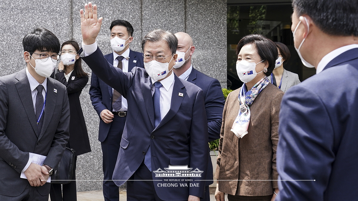 Waving to members of the Korean community in Sydney, Australia