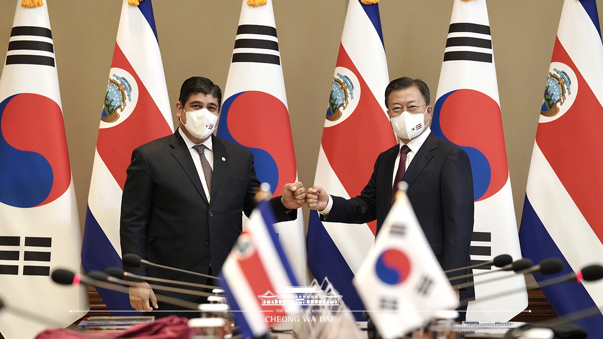 Attending the Korea-Costa Rica Summit at Cheong Wa Dae