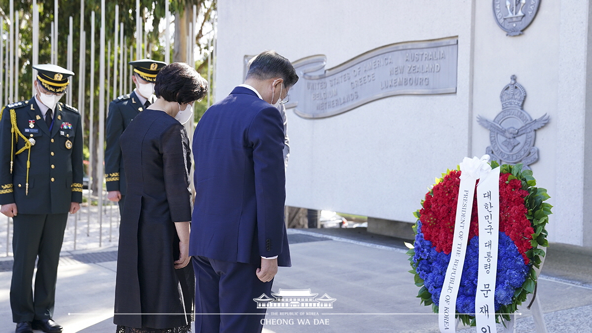 Laying a wreath at the Australian National Korean War Memorial in Canberra