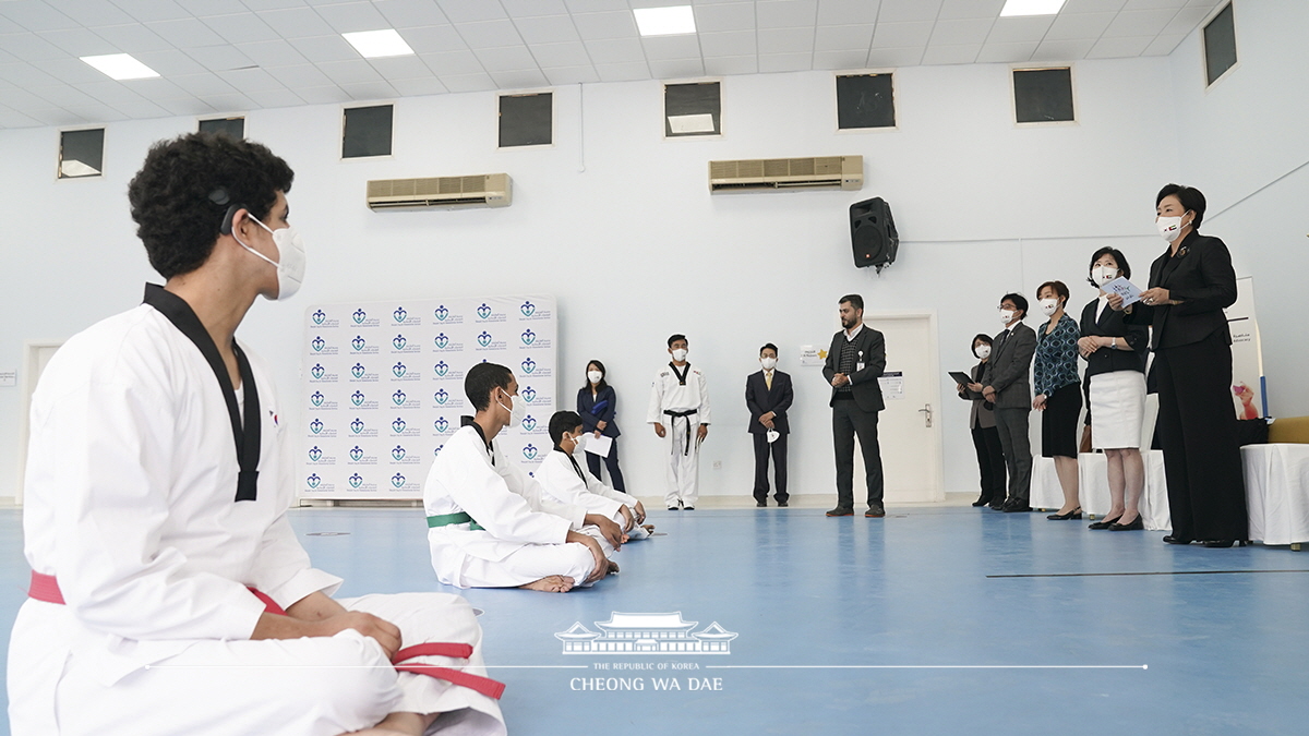 First Lady Kim Jung-sook observing a taekwondo class for the hearing impaired at Sharjah City for Humanitarian Services in the United Arab Emirates