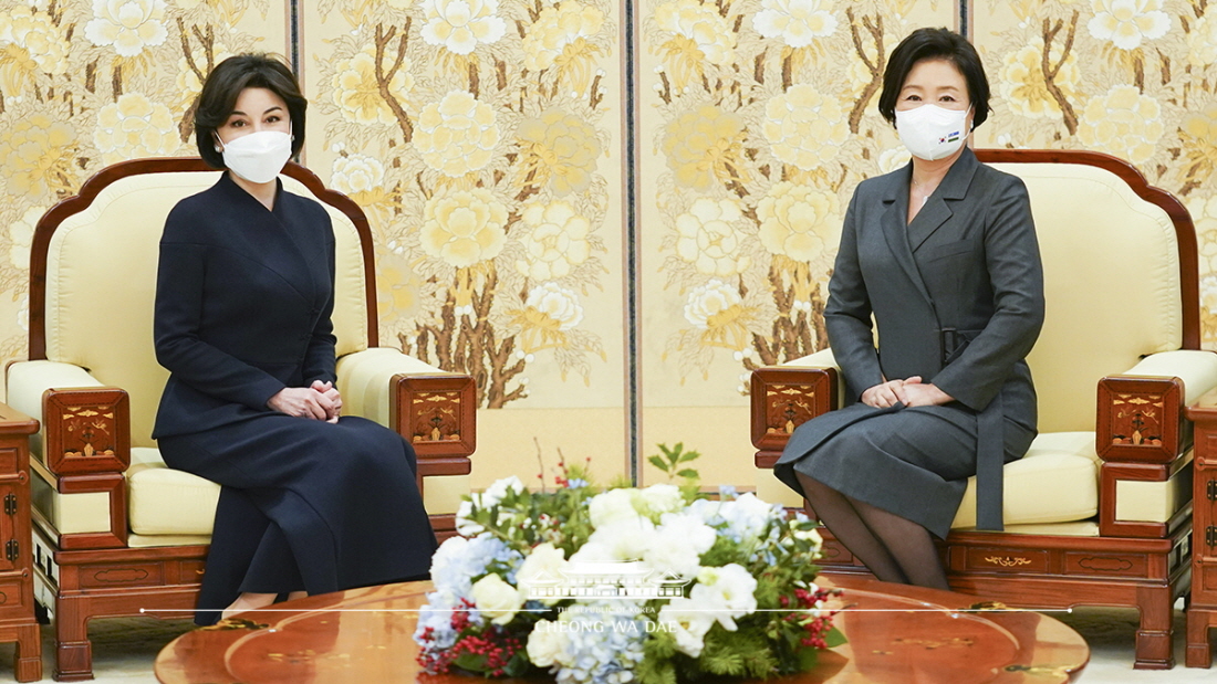 First Lady Kim Jung-sook meeting with Uzbek First Lady Ziroatkhon Hoshimova at Cheong Wa Dae