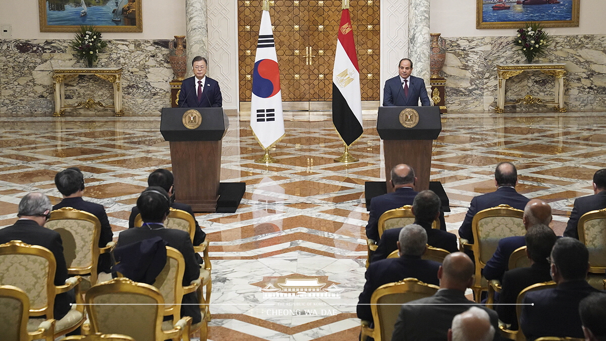 Attending a joint press conference following the Korea-Egypt Summit at Al-Ittihadiya, the Egyptian Presidential Palace in Cairo