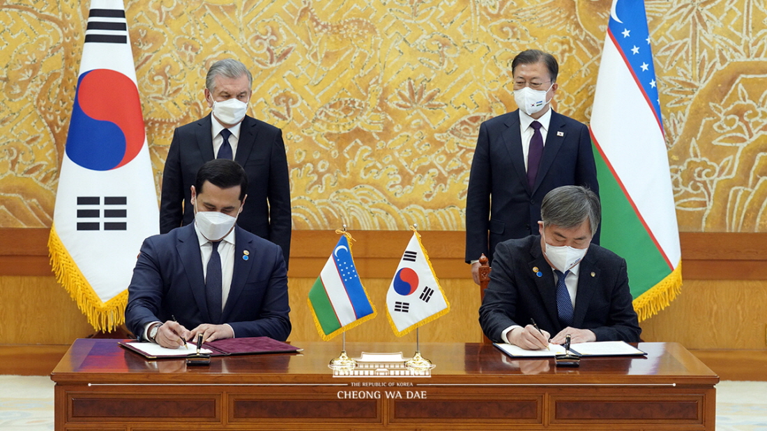 Attending a signing ceremony for agreements and MOUs between Korea and Uzbekistan at Cheong Wa Dae