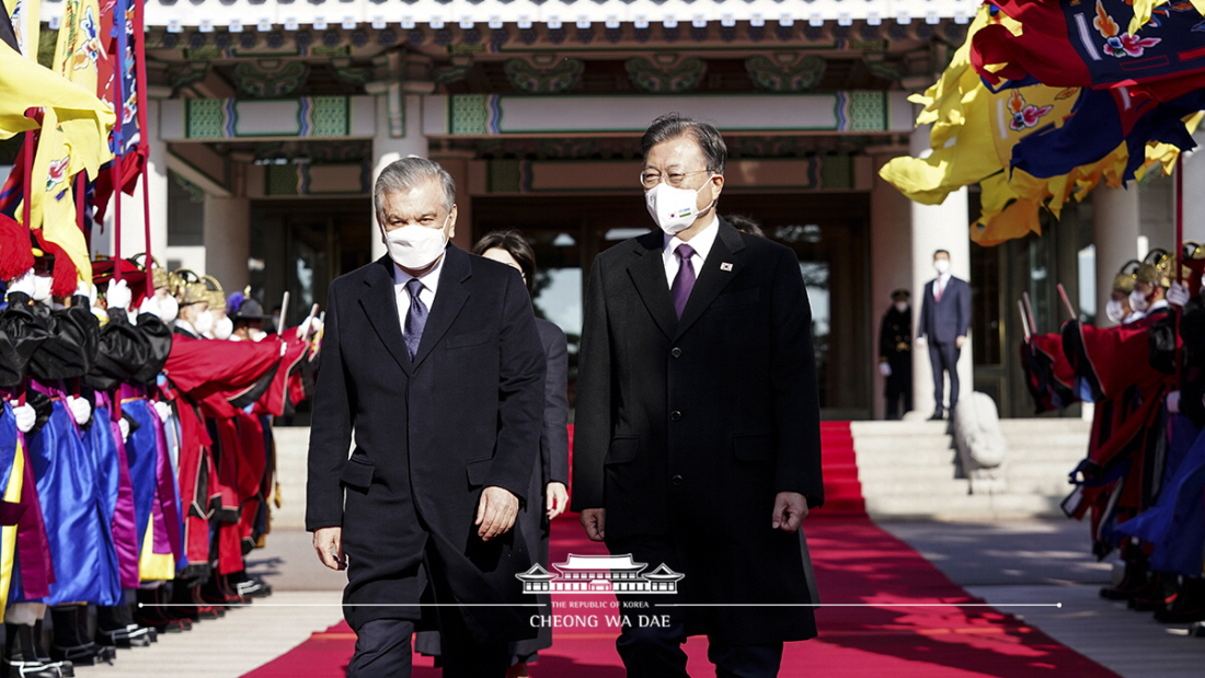 Attending the official welcoming ceremony at Cheong Wa Dae for President Shavkat Mirziyoyev of Uzbekistan on his state visit to Korea