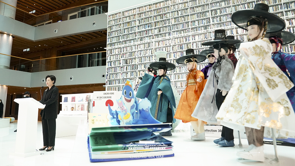 First Lady Kim Jung-sook attending a ceremony to promote Korea-UAE knowledge and cultural exchanges at Mohammed Bin Rashid Library in Dubai, United Arab Emirates