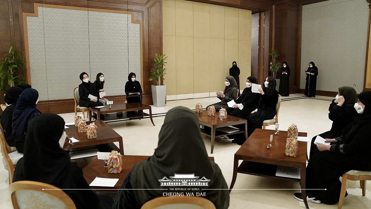 First Lady Kim Jung-sook attending a meeting with members of the Korean language club at Princess Nourah bint Abdulrahman University in Saudi Arabia