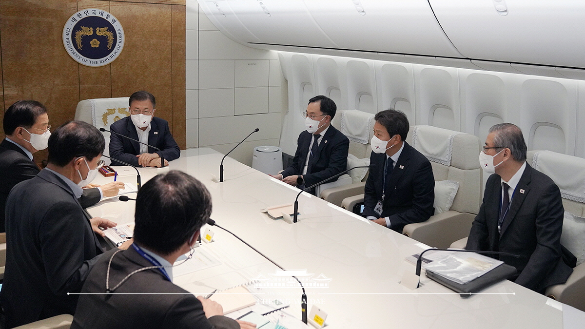 Holding an in-flight meeting with presidential aides