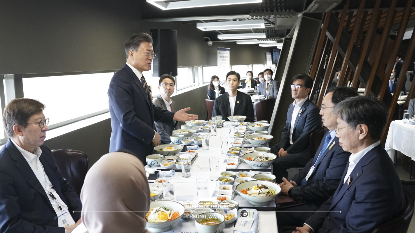 Having a luncheon meeting with officials and staff from the Korea Pavilion at Expo 2020 Dubai to give them encouragement, United Arab Emirates