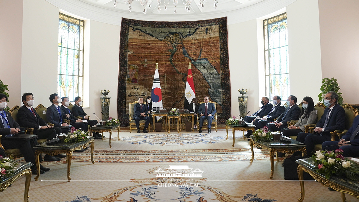 Attending the expanded Korea-Egypt Summit at Al-Ittihadiya, the Egyptian Presidential Palace in Cairo