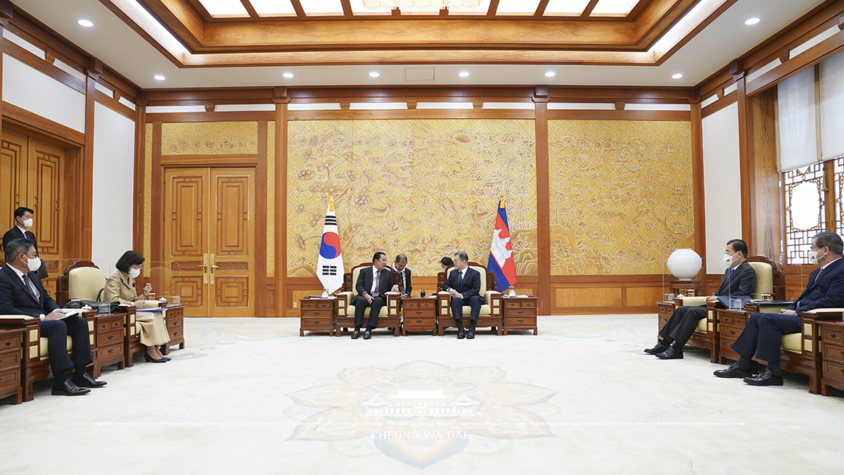 Meeting with Cambodian Prime Minister Hun Sen at Cheong Wa Dae