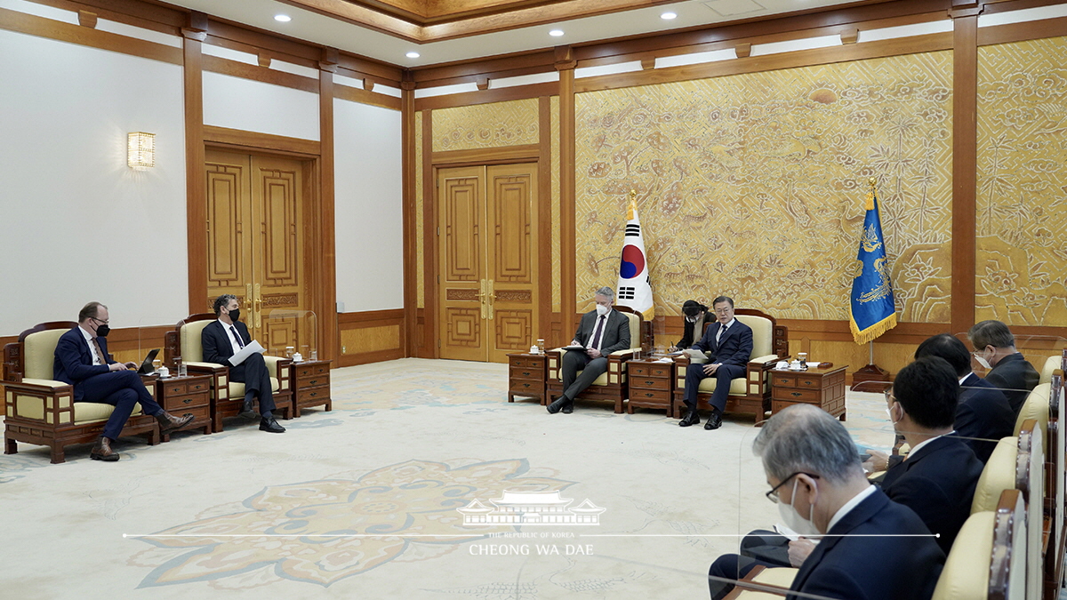 Meeting with OECD Secretary-General Mathias Cormann at Cheong Wa Dae