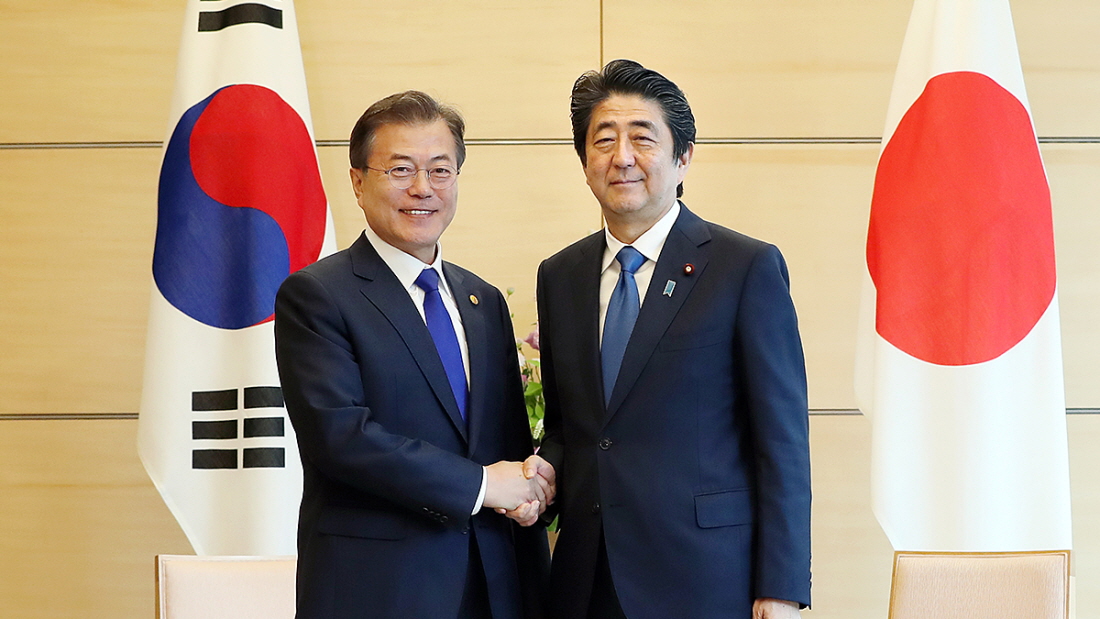 Holding a summit with Japanese Prime Minister Shinzo Abe