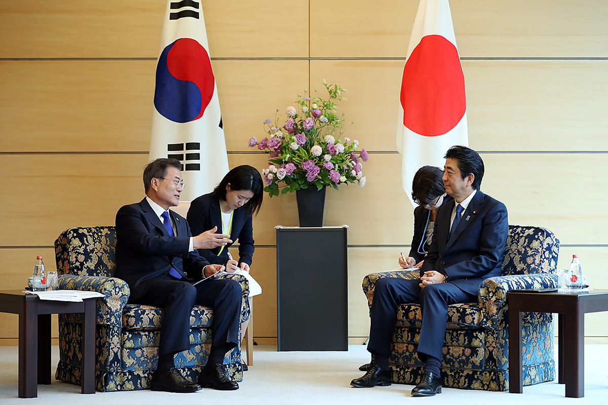 Holding a summit with Japanese Prime Minister Shinzo Abe