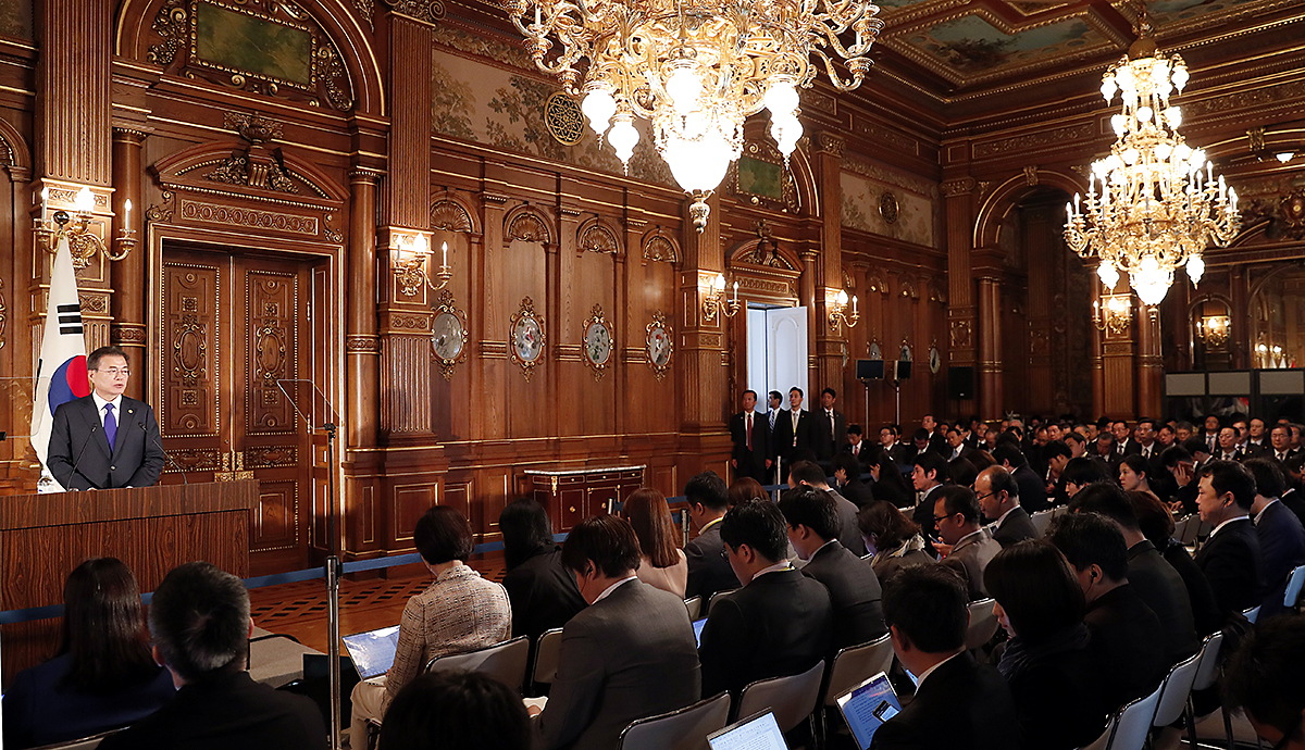 Attending a joint press conference following the 7th  Korea-Japan-China Summit