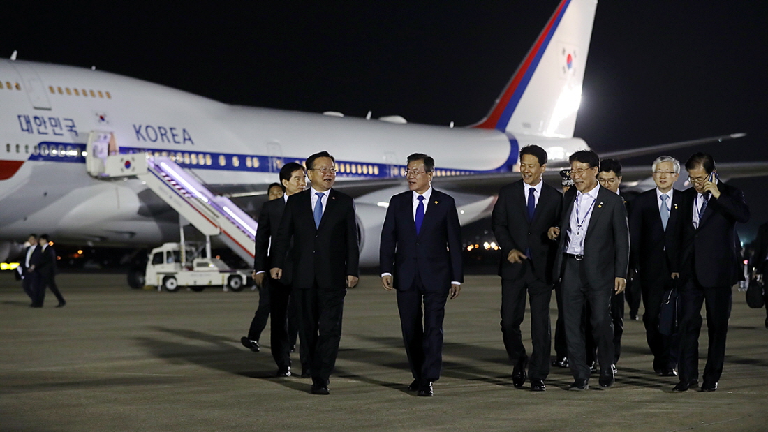 Arrival at Seoul Air Base in Seongnam, Gyeonggi-do Province