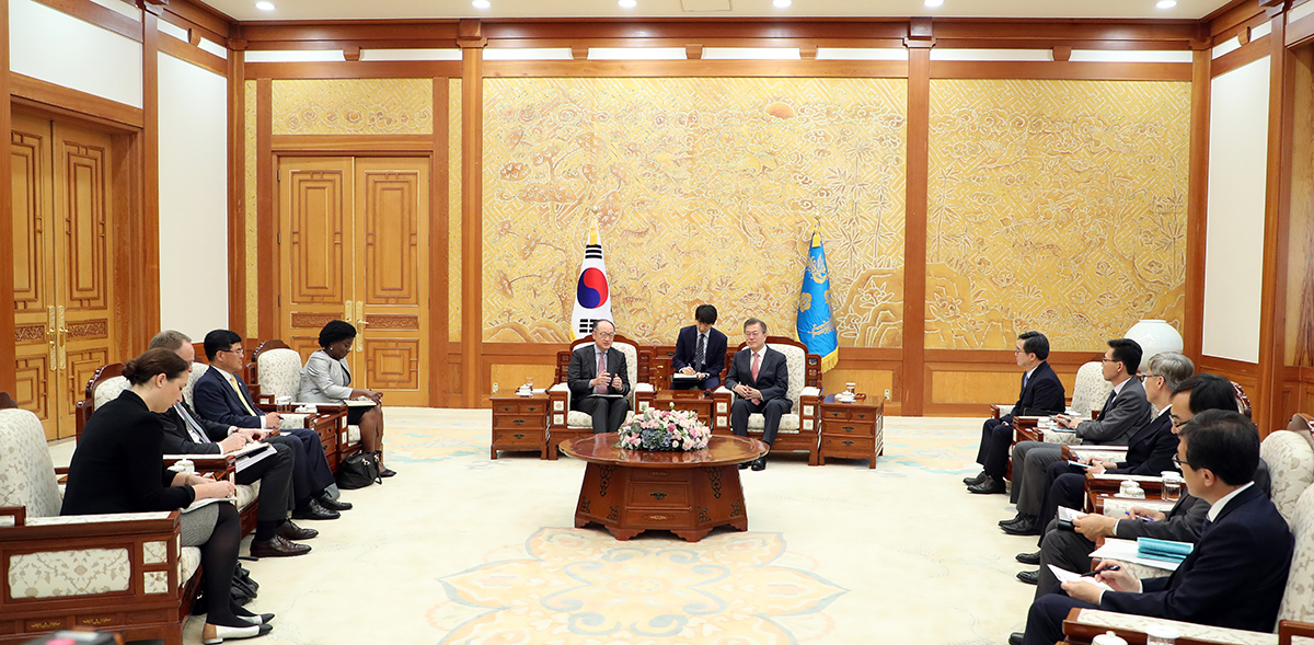 Meeting with President of the Work Bank Group Jim Yong Kim at Cheong Wa Dae 