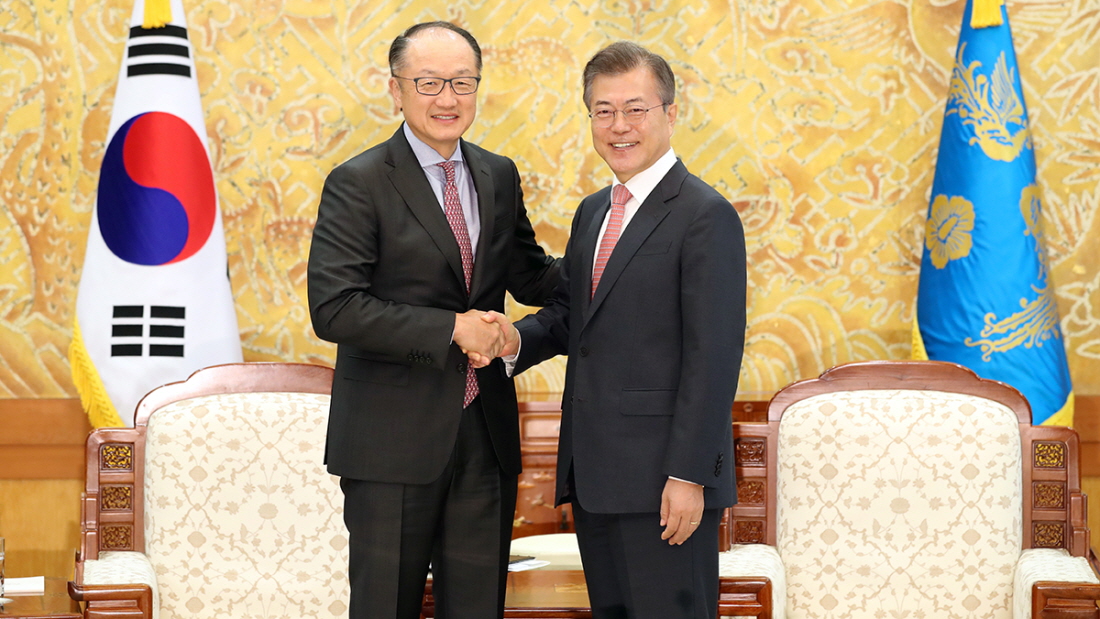 Meeting with President of the Work Bank Group Jim Yong Kim at Cheong Wa Dae