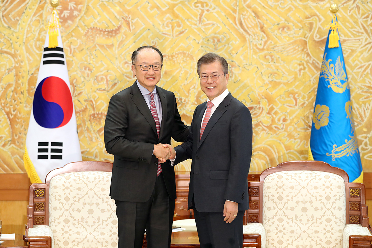 Meeting with President of the Work Bank Group Jim Yong Kim at Cheong Wa Dae 