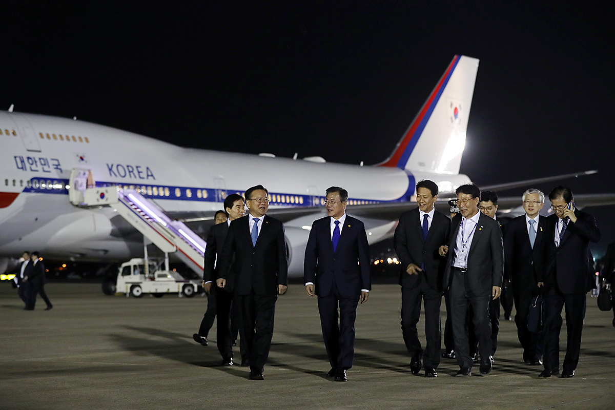 Arrival at Seoul Air Base in Seongnam, Gyeonggi-do Province