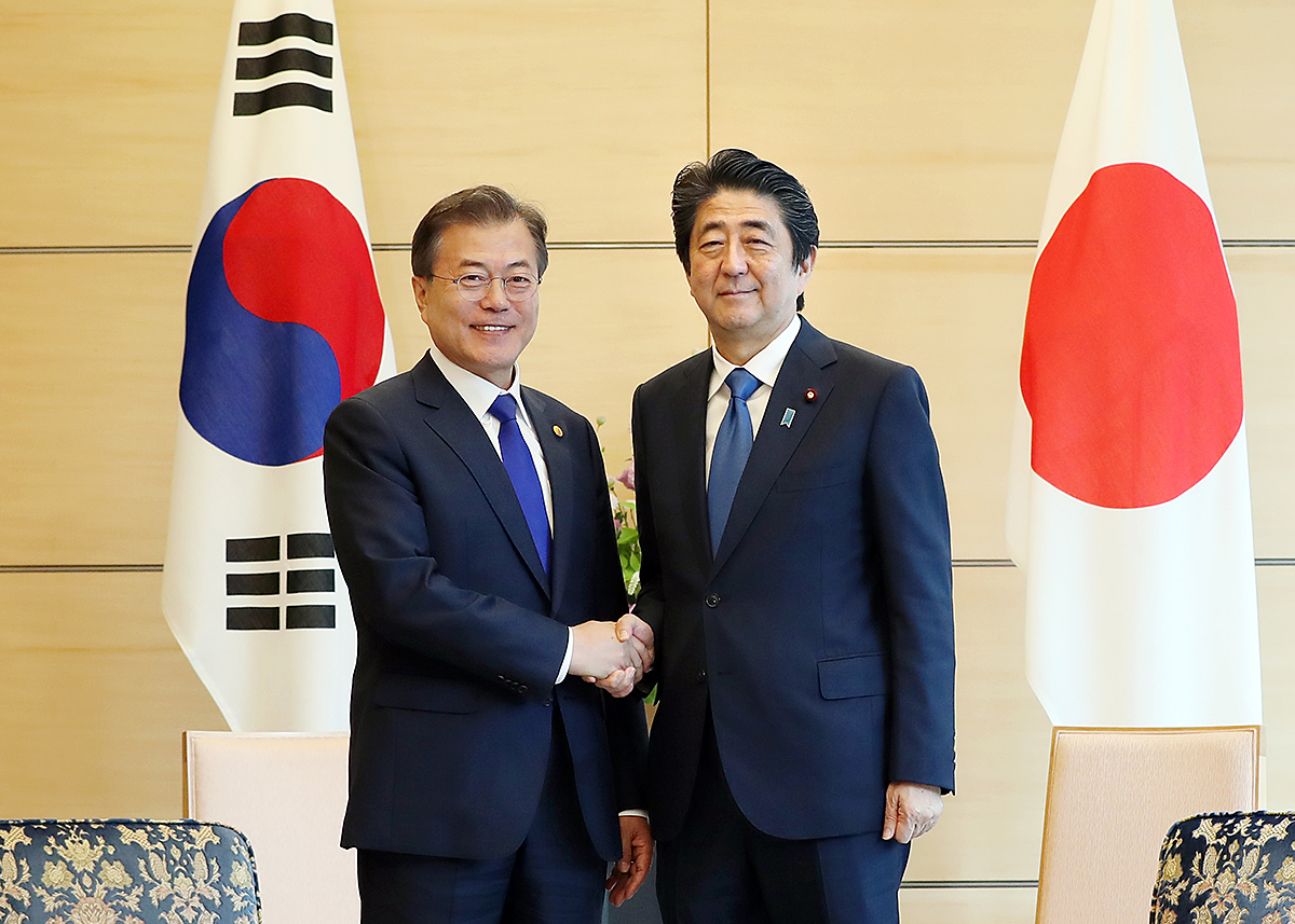 Holding a summit with Japanese Prime Minister Shinzo Abe