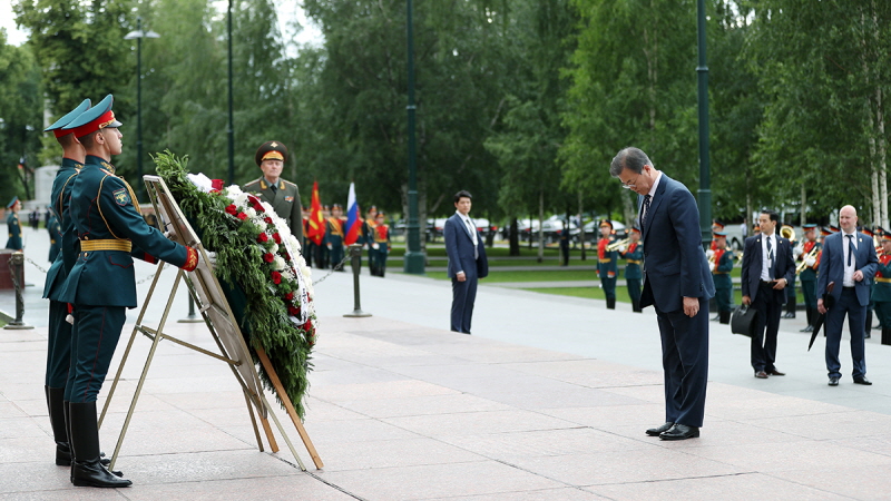 Laying a wreath at the Tomb of the Unknown Soldier in Moscow